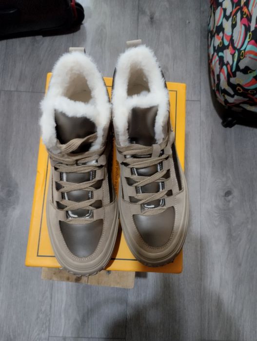 Женские кроссовки