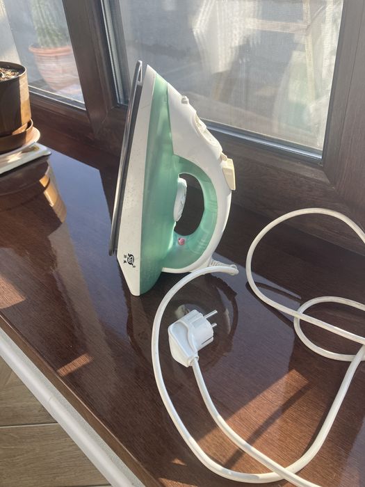 Продам электрический утюг