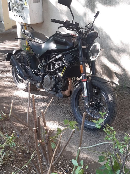 Motocicleta Husqvarna Svartpilen 125