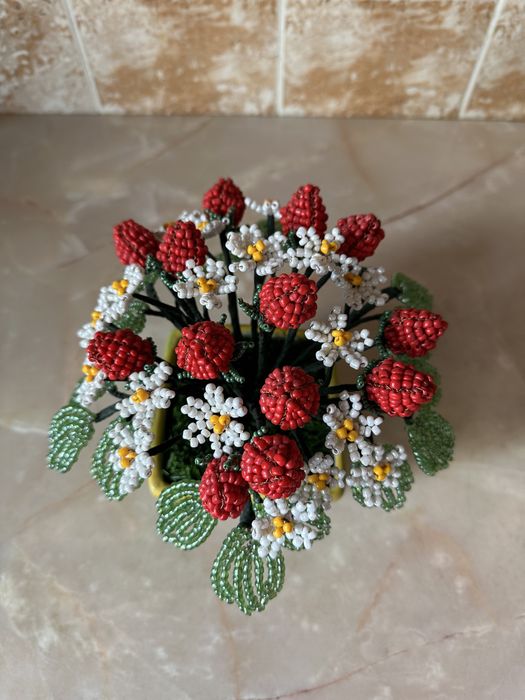 Клубника из бисера, цветы из бисера