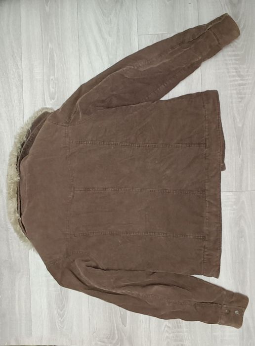 Geacă velur . Guler detașabil 
Geacă din material de velur - culoare m