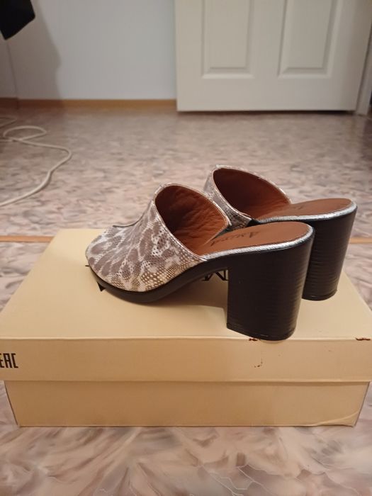 Аяқ киімдер сатылады