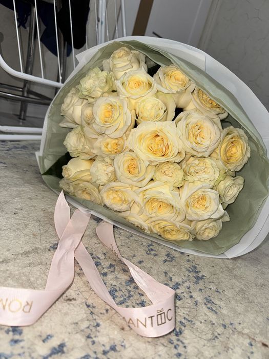 Розы красивые бело -желтые