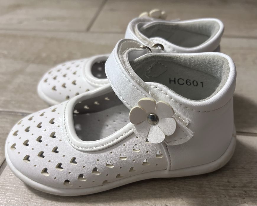 Pantofi albi Apawwa