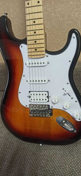 Fender Stratocaster с хамбакером и двумя синглами, комбоусилитель.