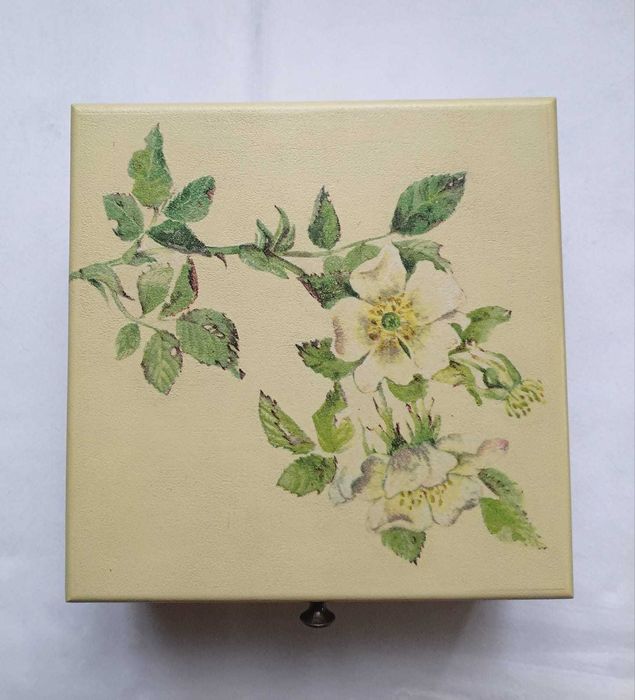 Шкатулка из дерева новая.