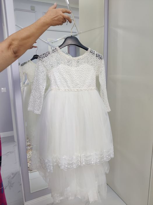 Белое платье со шлейфом для девочки