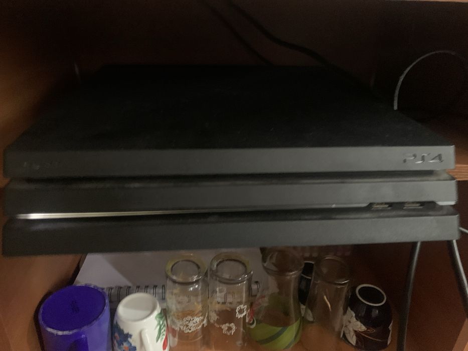 Vand PS 4 pro cu 2 manete