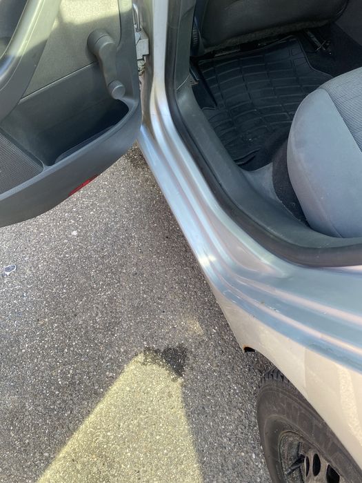 Vând glof 5 an 2009 motor de 1.9 pretul 2500