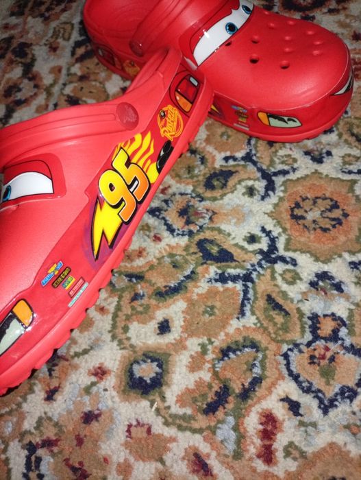 Crocs de culoare roșie