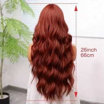 Кестенява вълнообразна перука на път