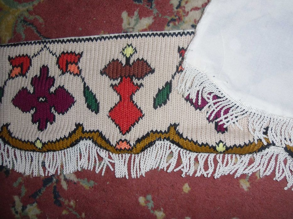 fata masa cu draperie cusute chelim