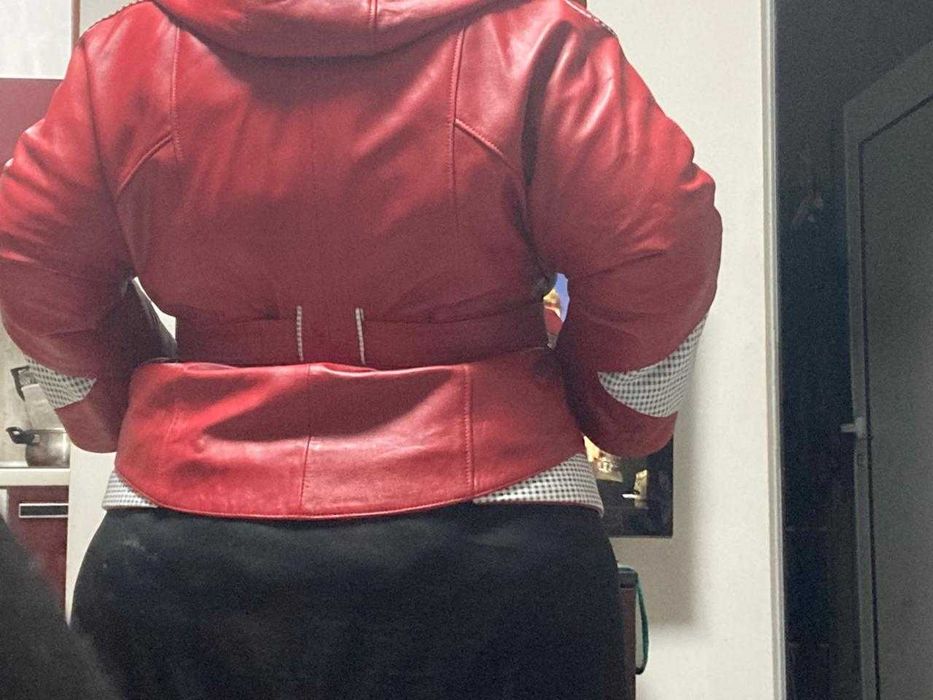 Кожено Яке със качулка ,червено ново голям размер