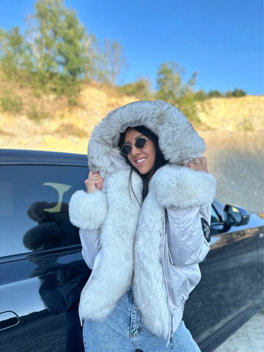 Парка с лисица богат естествен косъм в бежов цвят