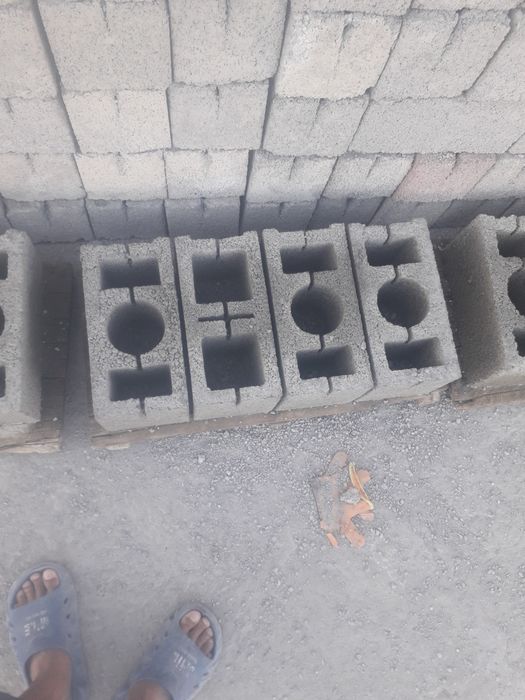 Qurilishga shlakabloklar bor.