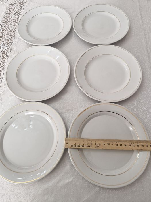 Тарелки б/у белого цвета