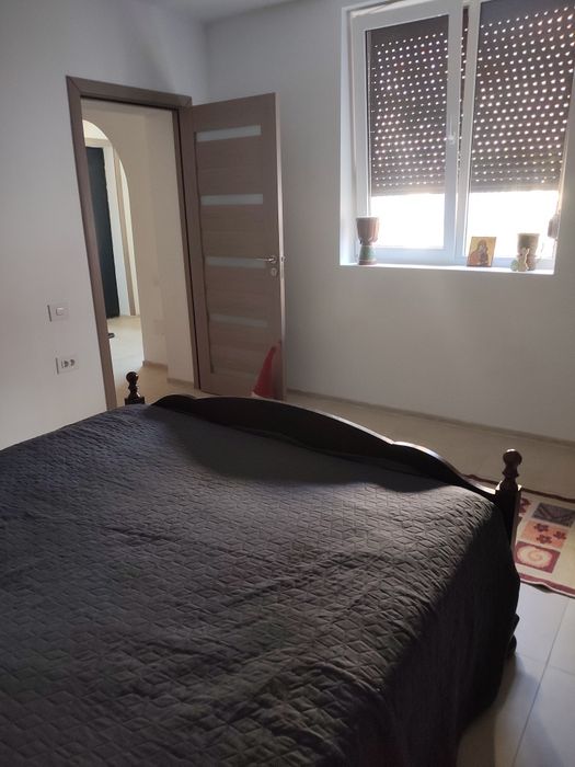 Închiriez garsoniera la casă, curte și acces separat – Decebal 84, zona liniștită