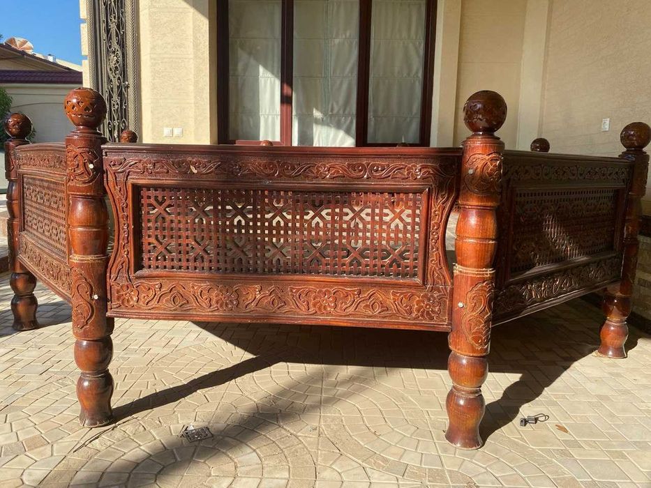 Тапчан национальный (айван) из массива дерева с резьбой