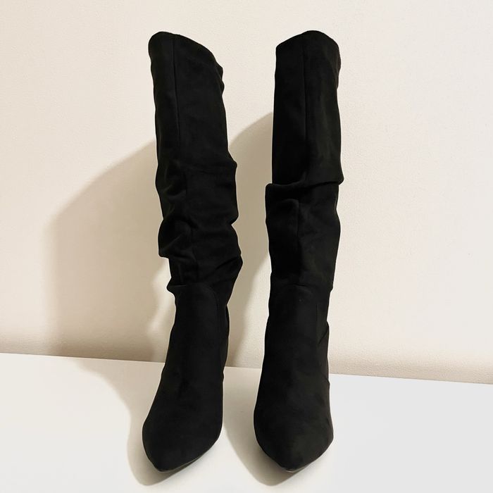 **НОВИ** стилни черни дамски ботуши на ток, 38 размер