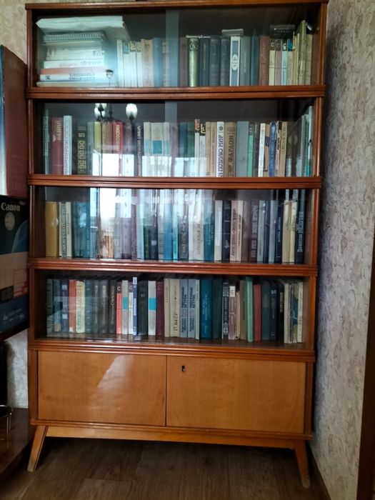 Шкаф книжный Румыния