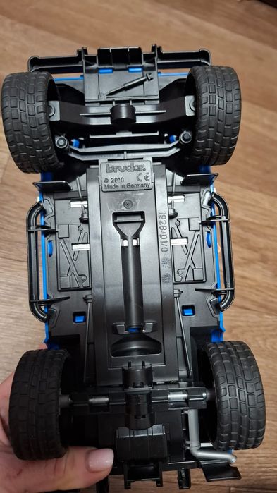 Внедорожники Bruder Land Rover Defender.