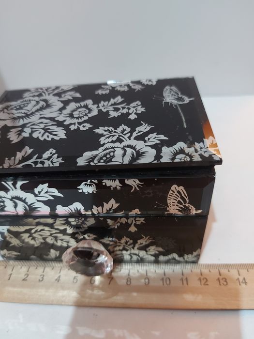 Шкатулка из стекла.