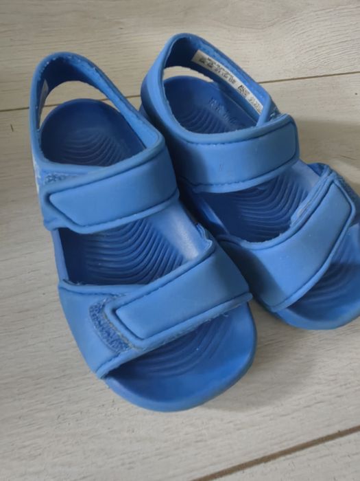 Пантофи и сандали