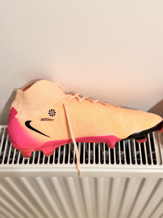 Nike Phantom Luna II Pro FG, професионални бутонки.