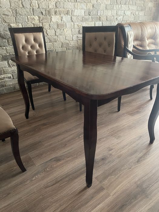 Масивна трапезна маса от естествено дърво