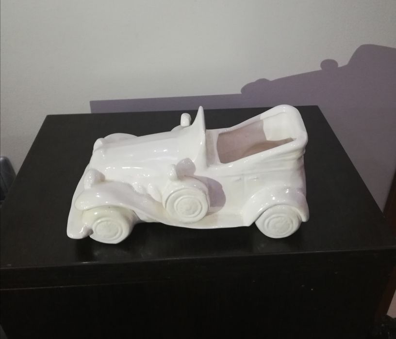 Много красива и различна ретро кола от керамика.