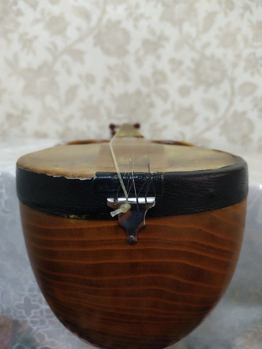 Qashqar rubob sotiladi.