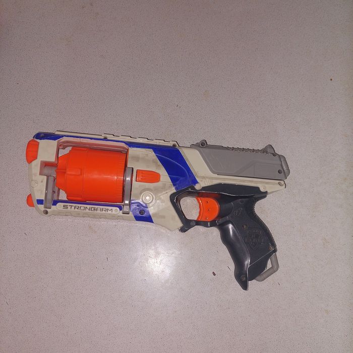 Nerf blasterlar rampage va strong arm