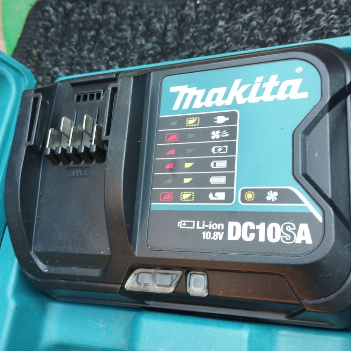 Акумулаторен перфоратор безчетков Makita HR166D  Li-Ion