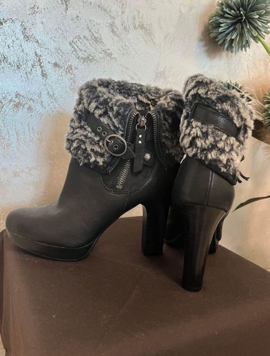 UGG Australia дамски боти, естествена кожа, нови