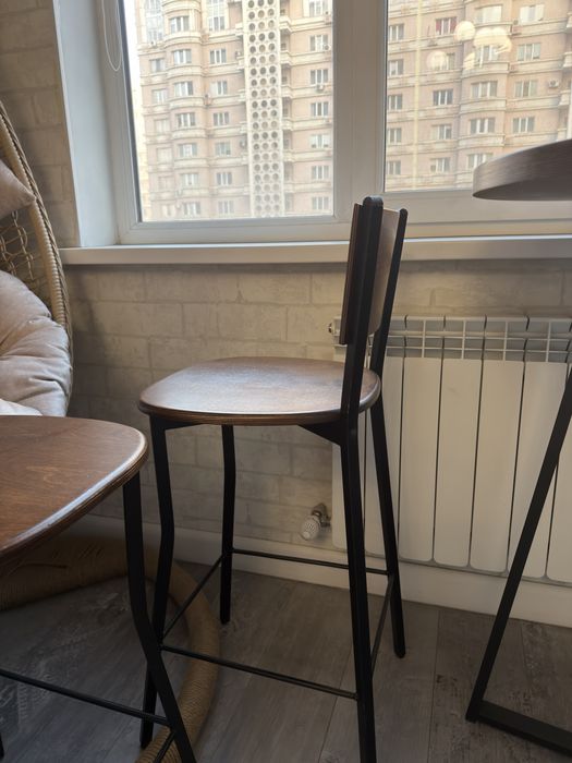 Продам барный стол со стульями