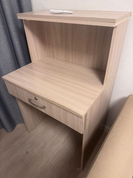 Продам стол с табулетками, стол письменный и комод