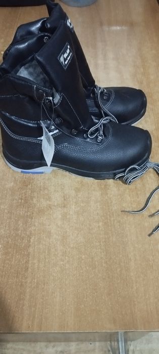 Продам ботинки усиленные.