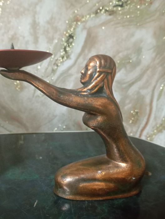 Продается бронзовая статуэтка