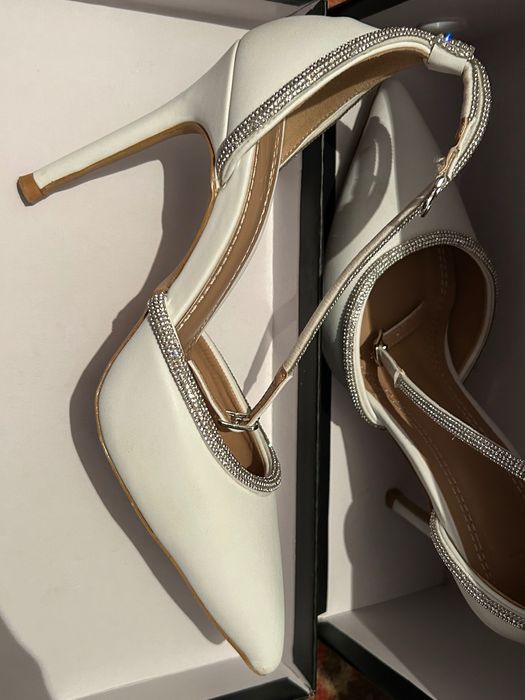 Белый каблук каблук