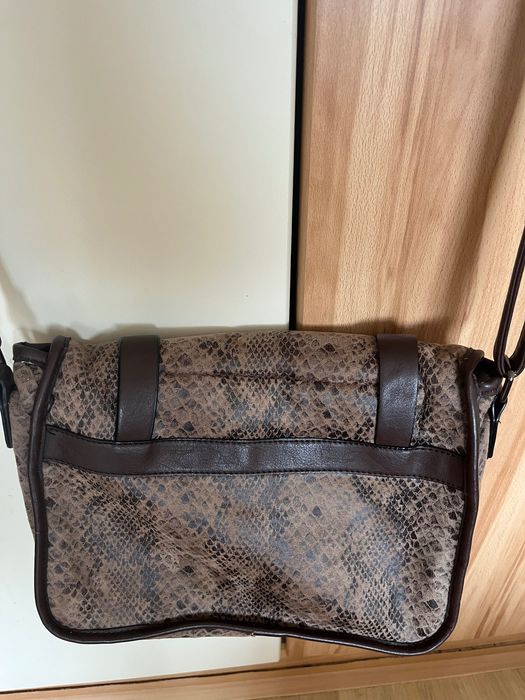 Дамска чанта, имитираща змийска кожа