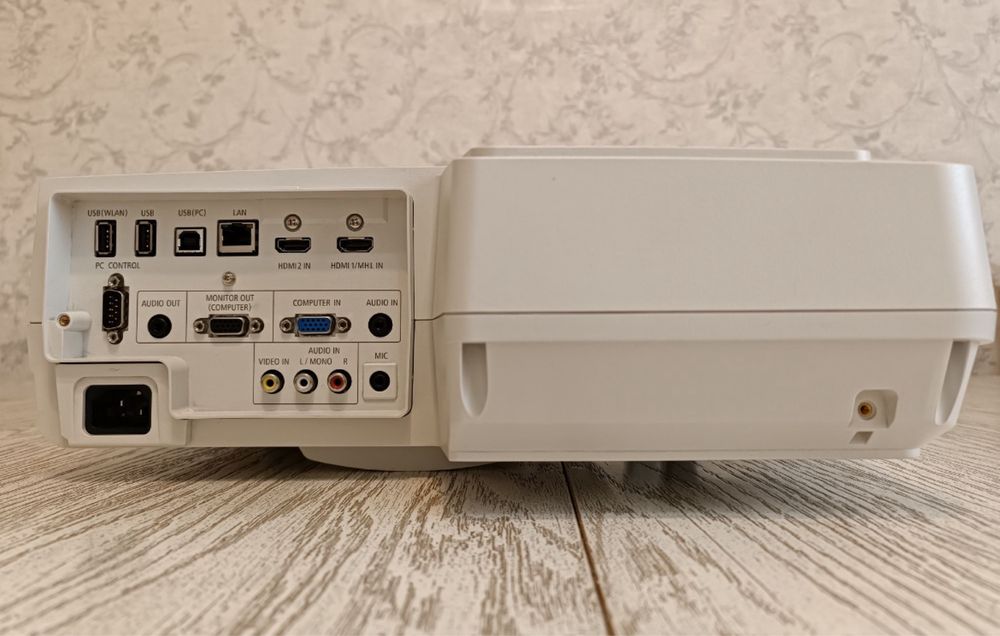 Проектор короткофокусный бренда NEC
