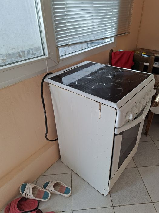 Готварска печка I NDEZIT с керамични котлони