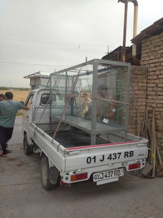 Аквариумы для торговли рыбой.