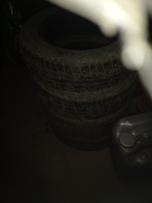 Продам комплект зимних покрышек.