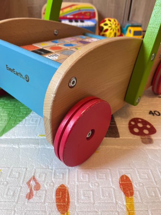 Дървена проходилка с кубчета за игра