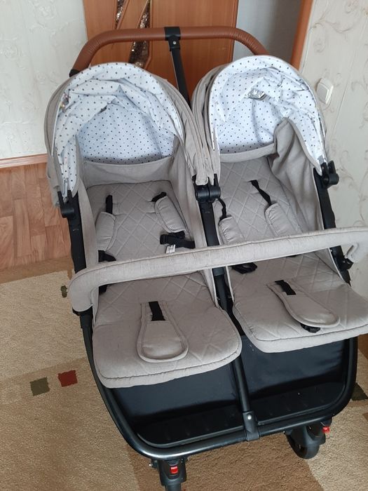 Каляска для двойняшек