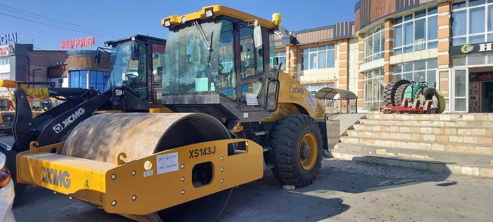 XCMG XS143J  самоходный одновальцовый вибрационный каток грунтовый