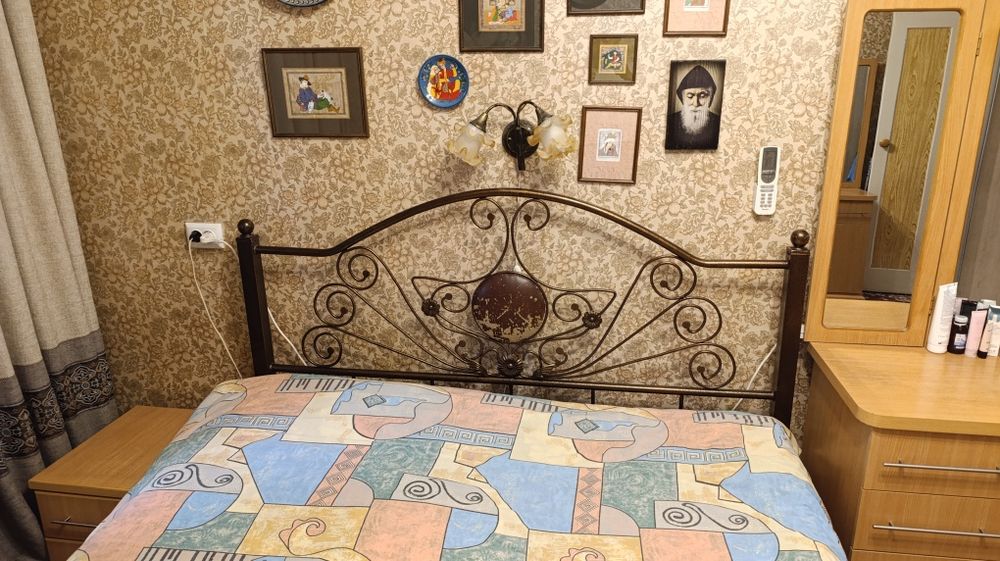 Кровать железная с ортопедическим матрасом бу в хорошем состоянии