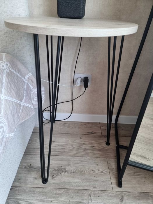 Столик, прикроватный столик