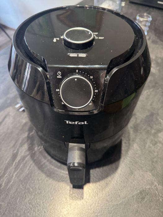 Продавам airfryer Tefal EY2018